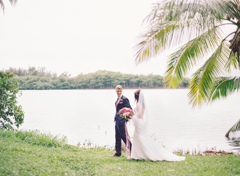 the great romance photo //  hawaii oahu kualoa ranch wedding