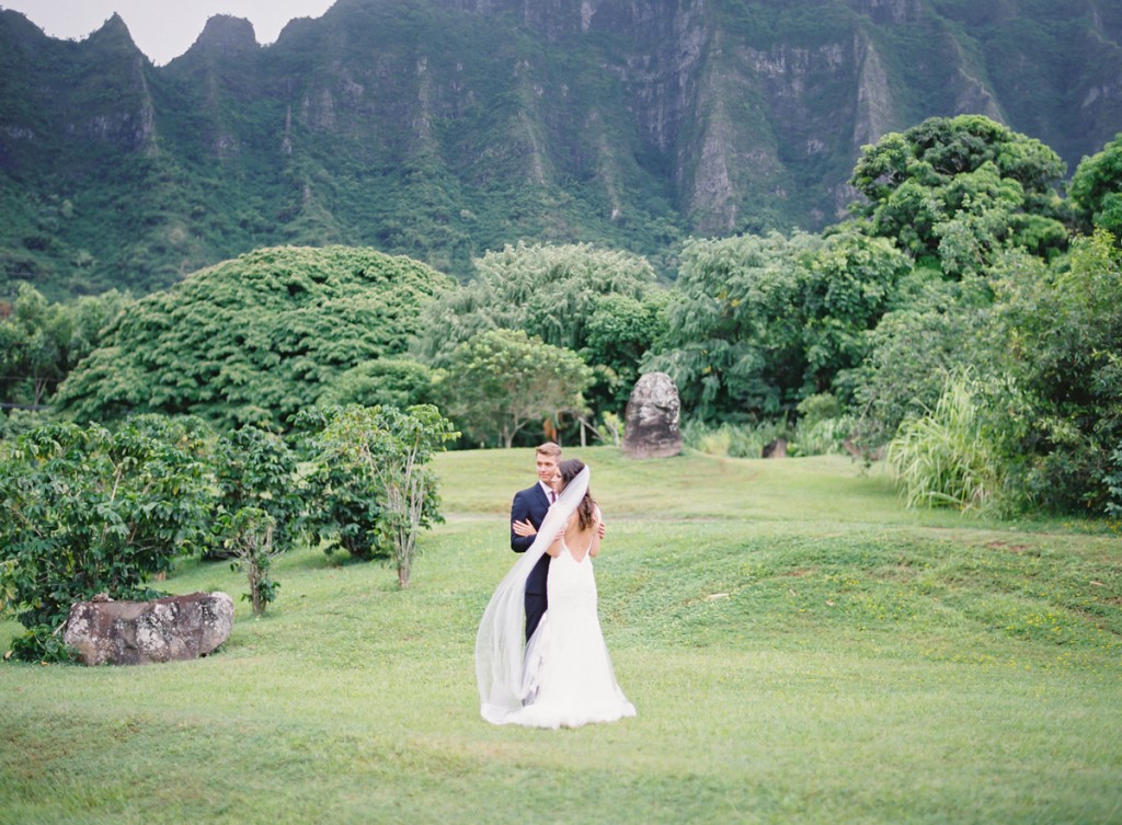 the great romance photo //  hawaii oahu kualoa ranch wedding