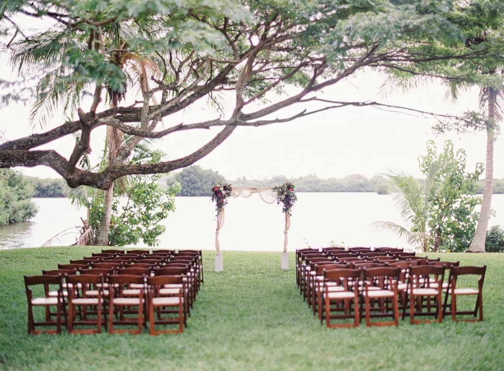 the great romance photo //  hawaii oahu kualoa ranch wedding