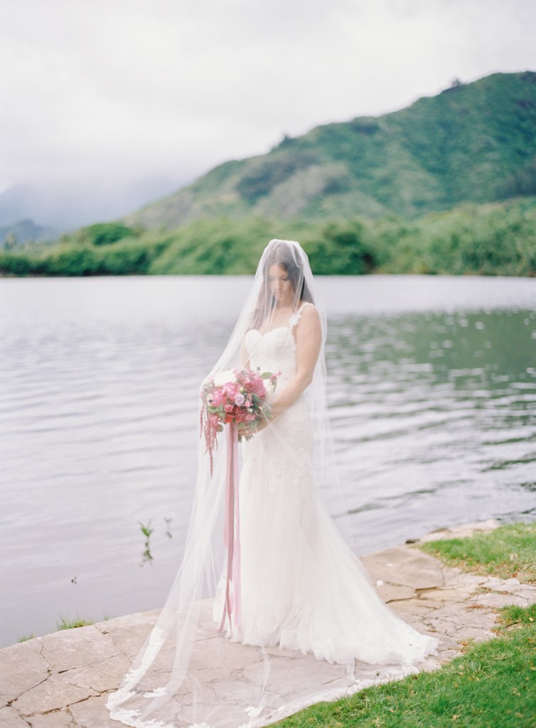 the great romance photo //  hawaii oahu kualoa ranch wedding