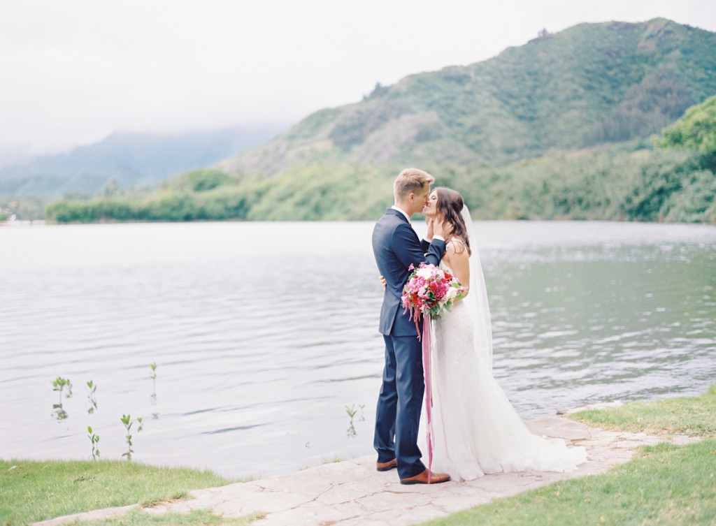 the great romance photo //  hawaii oahu kualoa ranch wedding