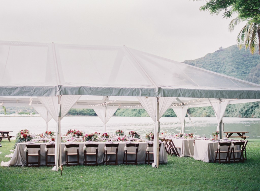 the great romance photo //  hawaii oahu kualoa ranch wedding